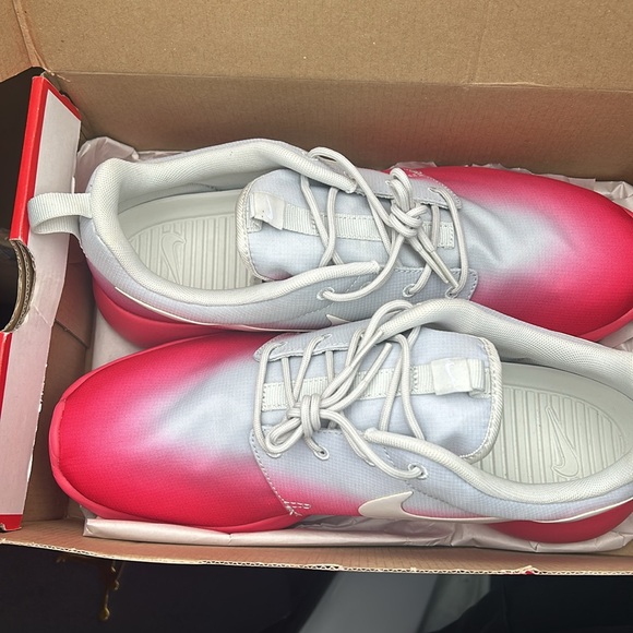 Nike - Picture 2 of 4